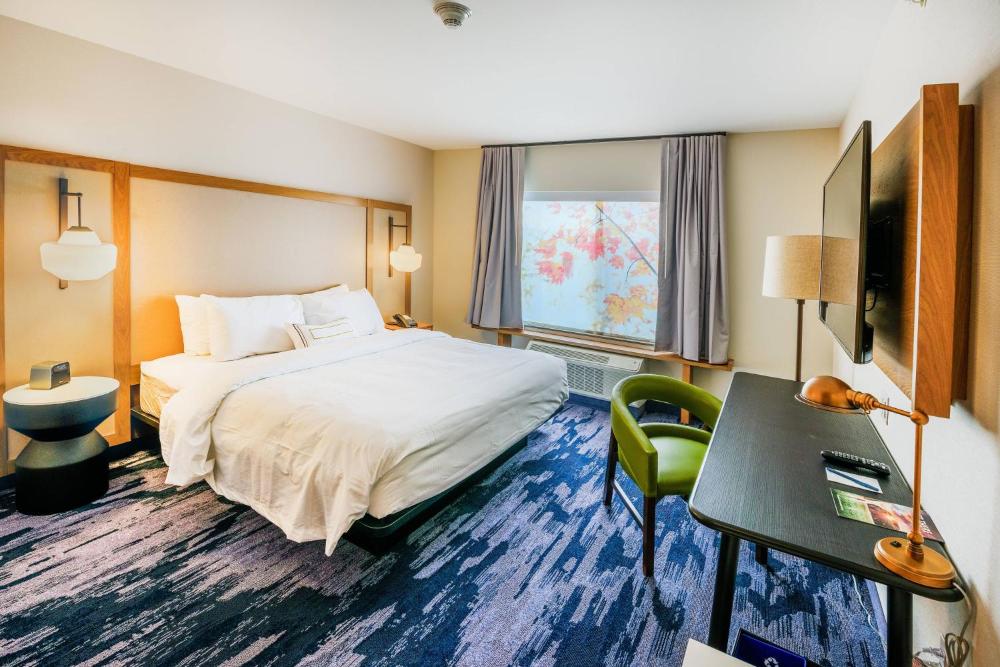 King Room with Roll-in Shower - Mobility Accessible interior
